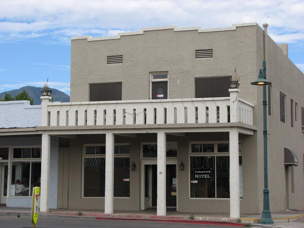 Cottonwood Hotel Exterior photo