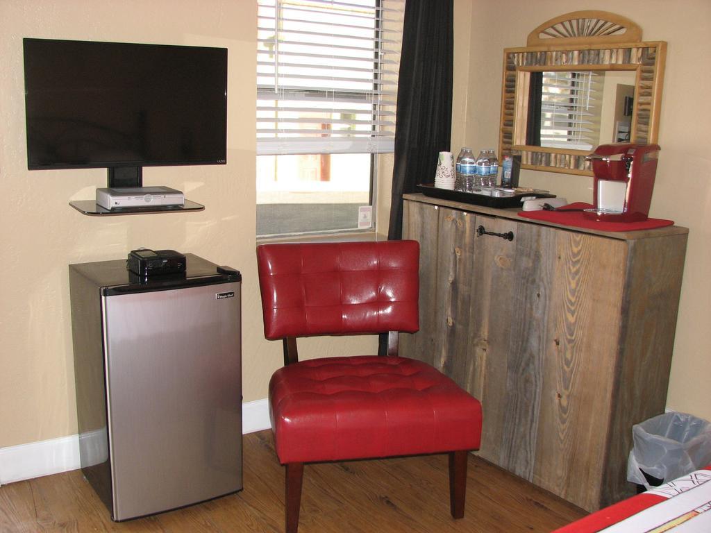 Cottonwood Hotel Room photo