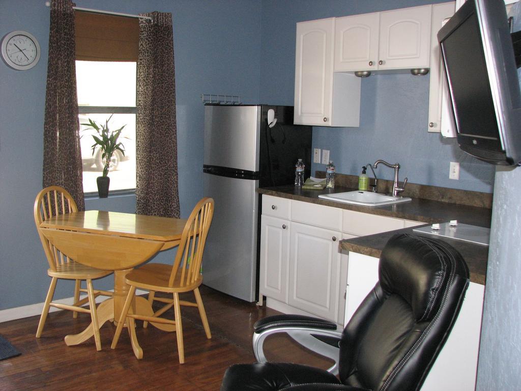 Cottonwood Hotel Room photo