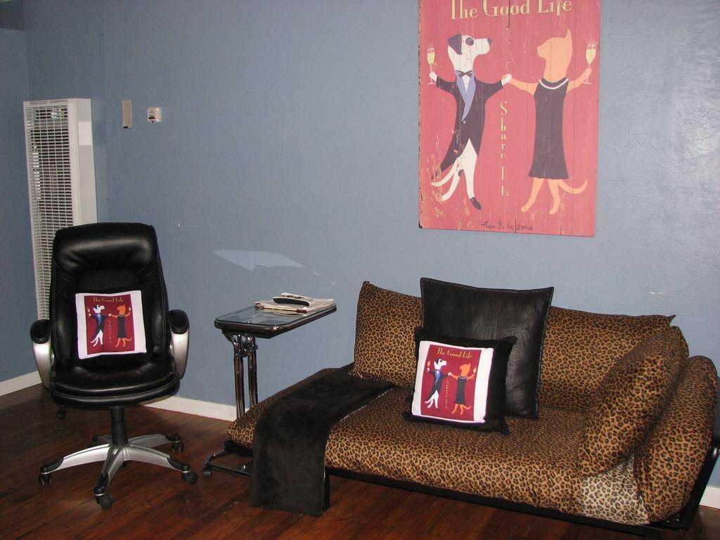 Cottonwood Hotel Room photo