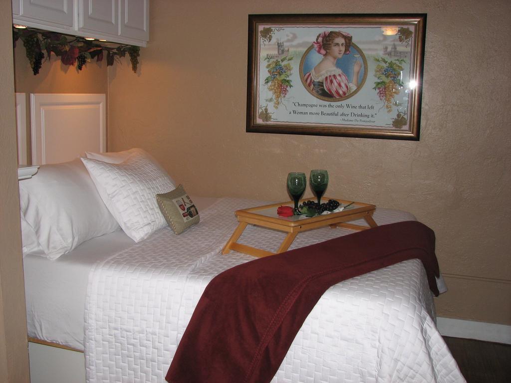 Cottonwood Hotel Room photo