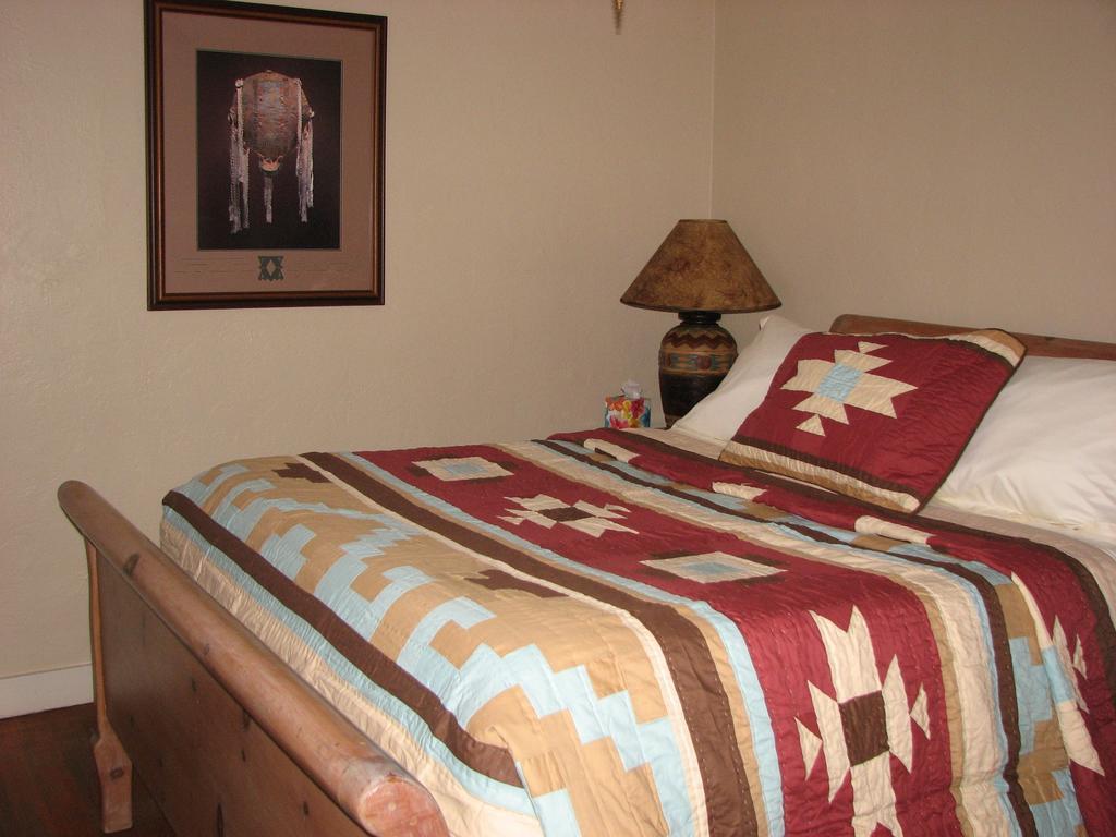 Cottonwood Hotel Room photo