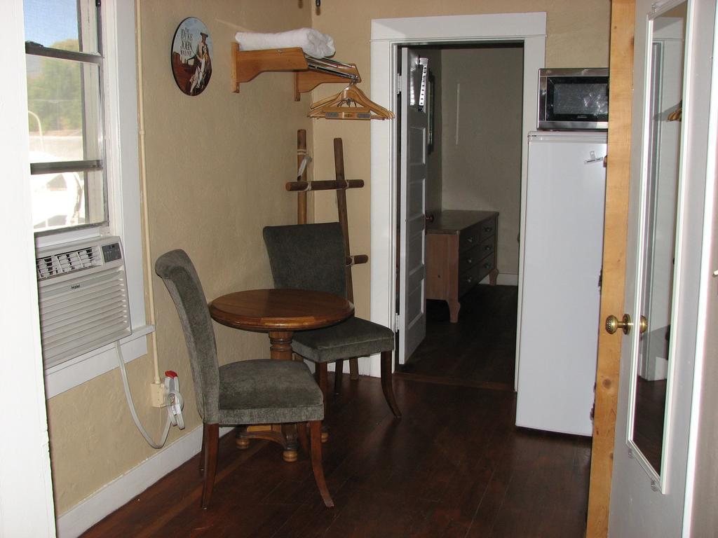 Cottonwood Hotel Room photo