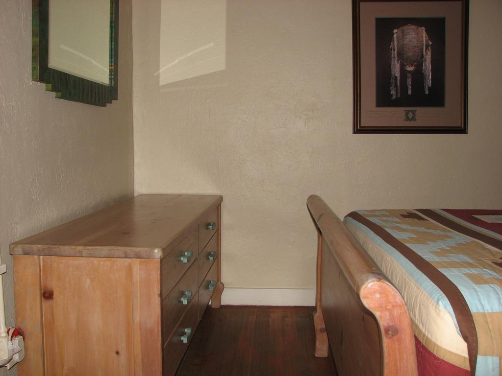 Cottonwood Hotel Room photo